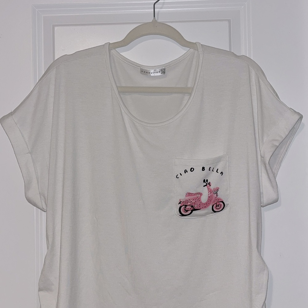 ⚡️ 3 for $30 ⚡️ Retrology White Ciao Bella Women's Short Sleeve Top - Picture 2 of 8